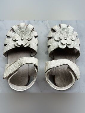 Baby / Toddler Girls Leather Soft Closed Toe Off White Flower Sandals Size 7
